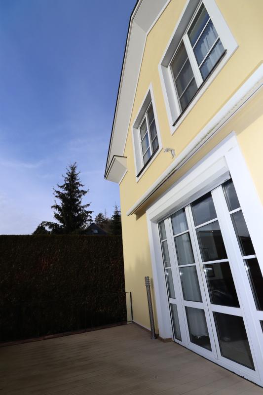 Exteriér domu s vlastní terasou